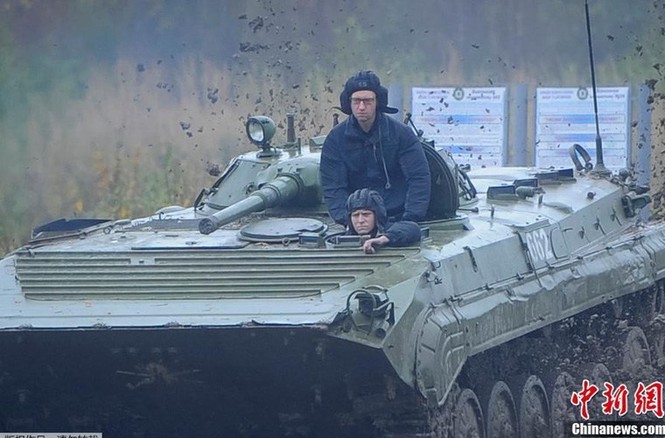 Thủ tướng Ukraine ngồi xe thiết giáp cùng binh sĩ huấn luyện - ảnh 1