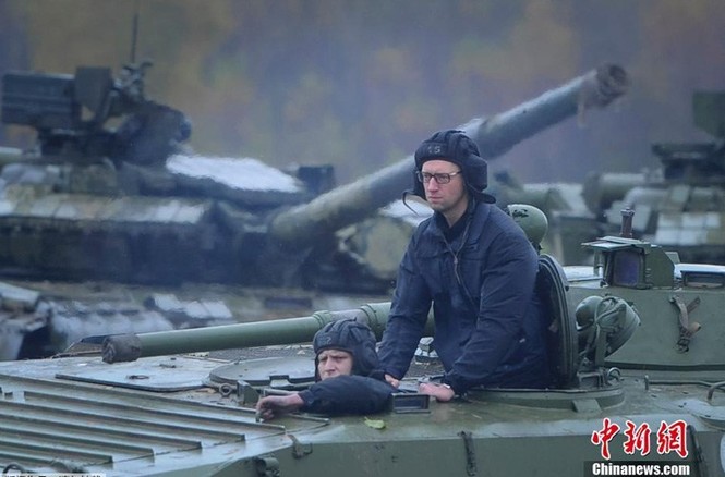 Thủ tướng Ukraine ngồi xe thiết giáp cùng binh sĩ huấn luyện - ảnh 2