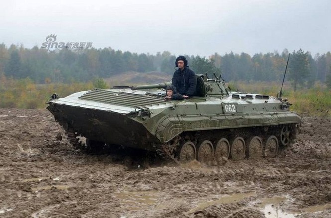 Thủ tướng Ukraine ngồi xe thiết giáp cùng binh sĩ huấn luyện - ảnh 6