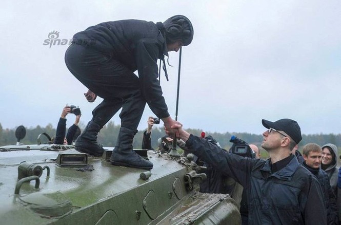 Thủ tướng Ukraine ngồi xe thiết giáp cùng binh sĩ huấn luyện - ảnh 7