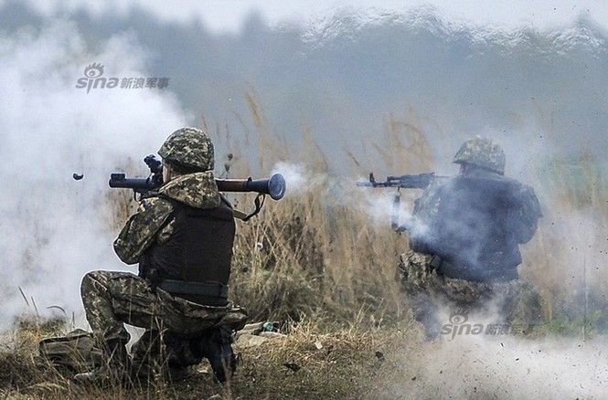 Thủ tướng Ukraine ngồi xe thiết giáp cùng binh sĩ huấn luyện - ảnh 8