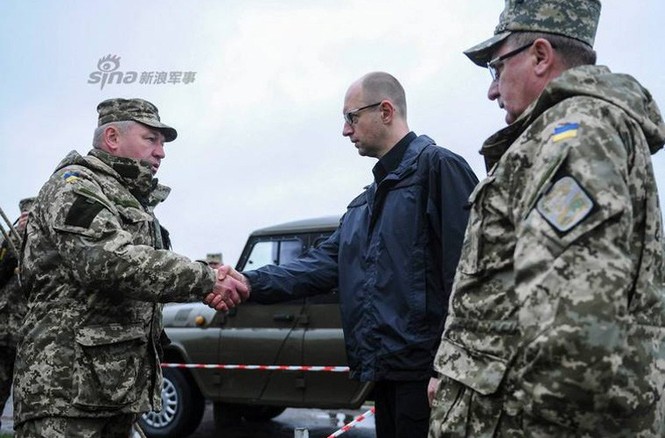 Thủ tướng Ukraine ngồi xe thiết giáp cùng binh sĩ huấn luyện - ảnh 9