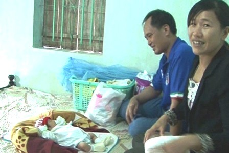 Bé gái sơ sinh bị bỏ rơi trong túi ni lông bên đường - ảnh 1