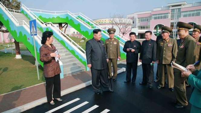 Ông Kim Jong-un chống gậy thăm trường mẫu giáo - ảnh 1