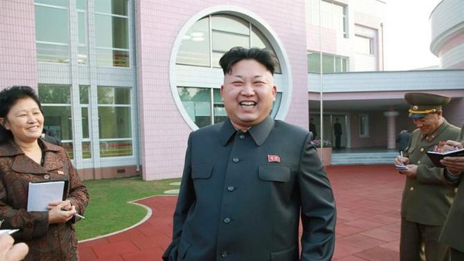 Ông Kim Jong-un chống gậy thăm trường mẫu giáo - ảnh 2