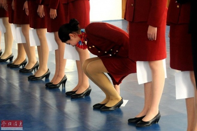Bên trong lò luyện tiếp viên hàng không Trung Quốc - ảnh 1