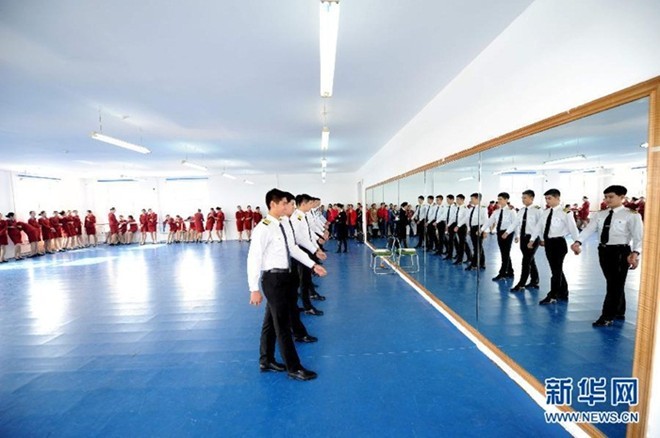 Bên trong lò luyện tiếp viên hàng không Trung Quốc - ảnh 6