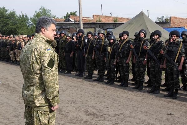 Tổng thống Ukraine bất ngờ thị sát vùng giao tranh ở Donbass - ảnh 1
