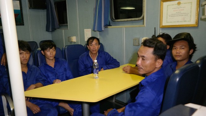Tàu cá bị tàu lạ đâm chìm: 13 thuyền viên vào bờ an toàn - ảnh 1