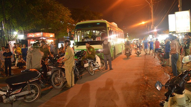 Xe buýt cuốn xe máy vào gầm, hai người bị thương - ảnh 1