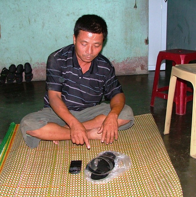 Tông bé gái nguy kịch, thanh niên bỏ điện thoại chạy trốn - ảnh 1