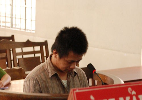 Ném 19 chai nước vào CSGT để thoát thân, lãnh 9 tháng tù - ảnh 1