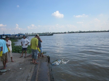 Phát hiện thi thể một phụ nữ nổi trên sông Tiền - ảnh 1