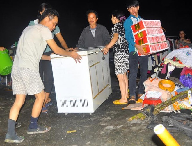 Kho đệm mút cháy dữ dội, hàng ngàn công nhân bỏ chạy - ảnh 2