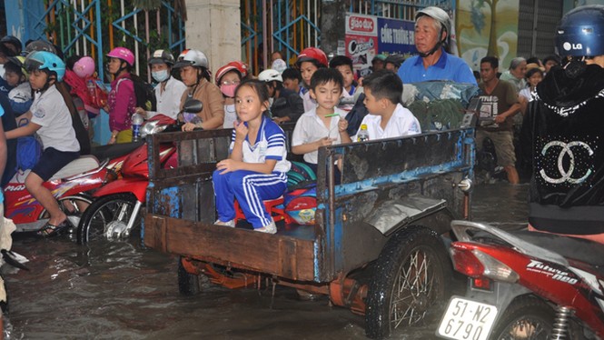 Thầy trò cùng lội nước tới trường - ảnh 1