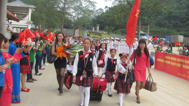 Khăn hồng hữu nghị thiếu nhi Việt- Trung - ảnh 1