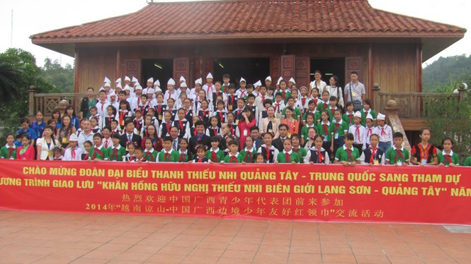 Khăn hồng hữu nghị thiếu nhi Việt- Trung - ảnh 2