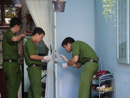 Trộm đột nhập 'rinh' xe hơi, dùng ổ khóa nhốt luôn chủ nhà - ảnh 1