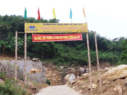 Kỷ luật thầy giáo đặt tay lên ngực nữ sinh - ảnh 1