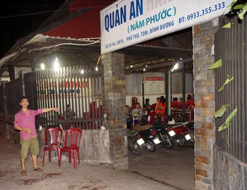 Truy sát kinh hoàng, nhân viên quán ăn bị chém lìa hai tay - ảnh 1