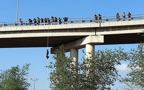 Phiến quân IS huấn luyện trên cầu cao tốc - ảnh 1