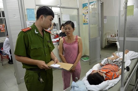 Bé trai 6 tuổi bị cha dượng đánh bầm dập, gãy tay chân - ảnh 2