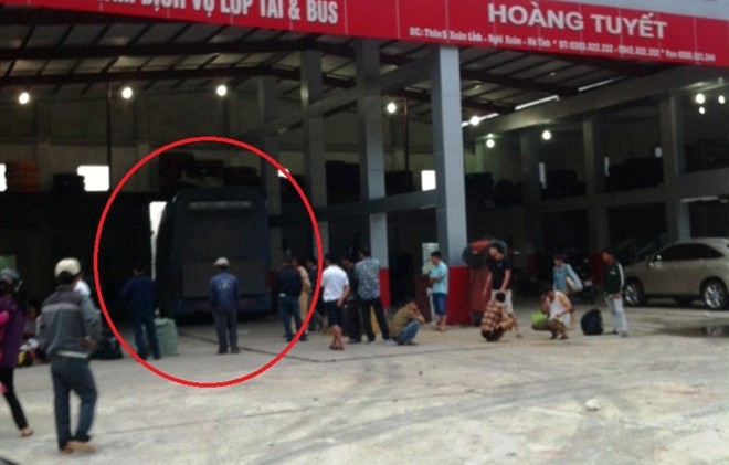 Xe khách chở 30 người đâm xuyên tường, lơ lửng trên không - ảnh 1