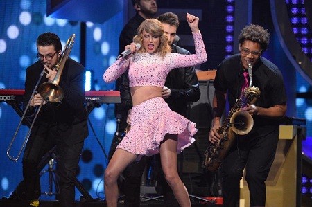 Beyonce kiếm được 2.400 tỉ đồng trong một năm - ảnh 1