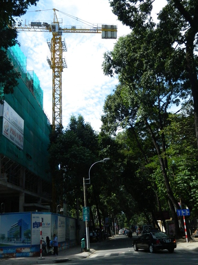 Sắt thép, cần cẩu chực chờ gây họa - ảnh 1