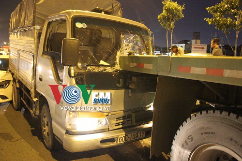 Tránh 'xế hộp' chạy ẩu, 3 xe đâm nhau trên xa lộ Hà Nội - ảnh 1