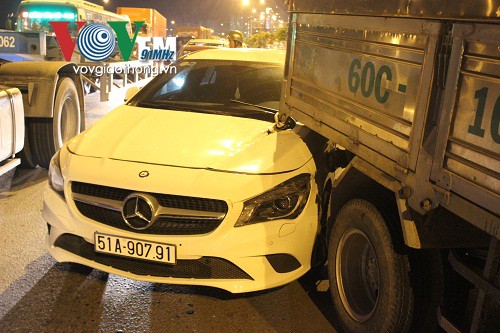 Tránh 'xế hộp' chạy ẩu, 3 xe đâm nhau trên xa lộ Hà Nội - ảnh 3