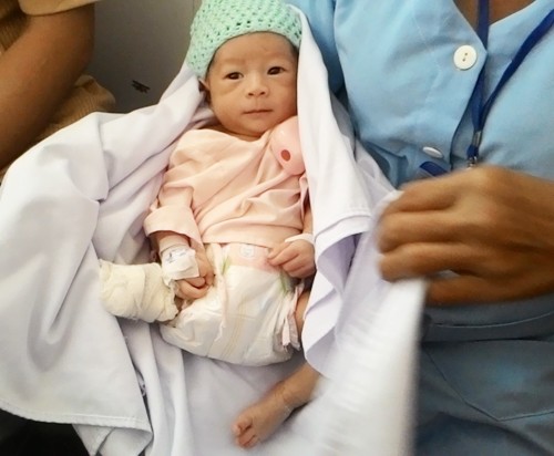 Cuộc giành giật sự sống cho bé sơ sinh văng khỏi bụng mẹ - ảnh 1