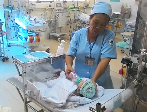 Cuộc giành giật sự sống cho bé sơ sinh văng khỏi bụng mẹ - ảnh 2