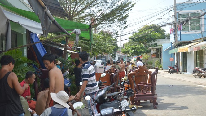 Đang ăn cơm, cả gia đình tháo chạy khi nhà bốc cháy - ảnh 1