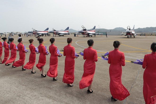 Bốn nữ phi công khả ái của đội bay biểu diễn Bát Nhất - ảnh 1