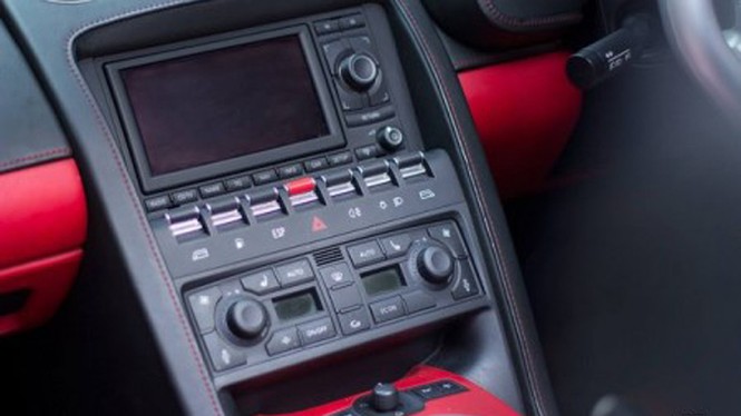 Người đẹp đọ độ quyến rũ với Lamborghini Gallardo Spyder - ảnh 8