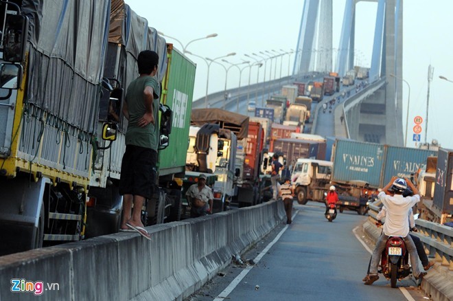 Xe container gây tai nạn, cầu Phú Mỹ kẹt cứng - ảnh 1