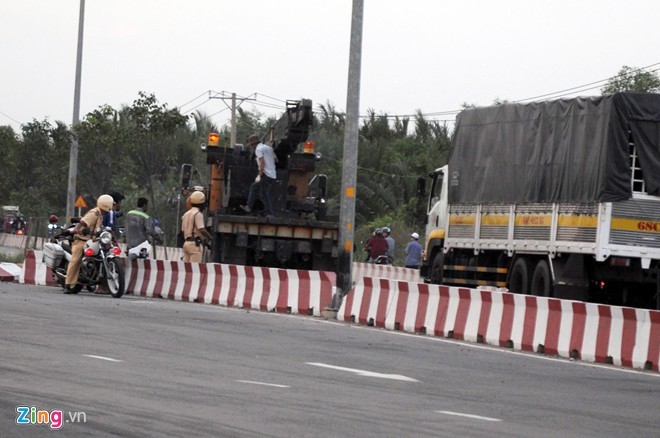Xe container gây tai nạn, cầu Phú Mỹ kẹt cứng - ảnh 3