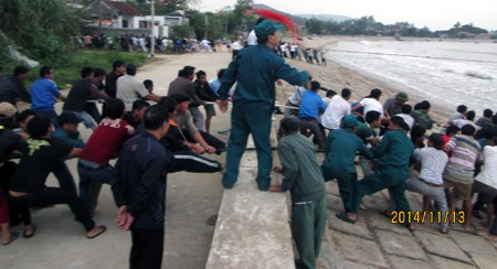 Huy động hàng trăm người dân kéo tàu bị đắm dưới biển lên bờ - ảnh 3