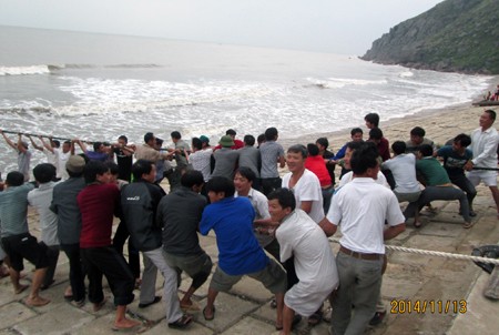 Huy động hàng trăm người dân kéo tàu bị đắm dưới biển lên bờ - ảnh 6