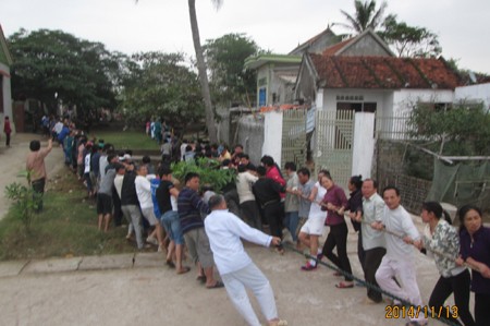 Huy động hàng trăm người dân kéo tàu bị đắm dưới biển lên bờ - ảnh 1