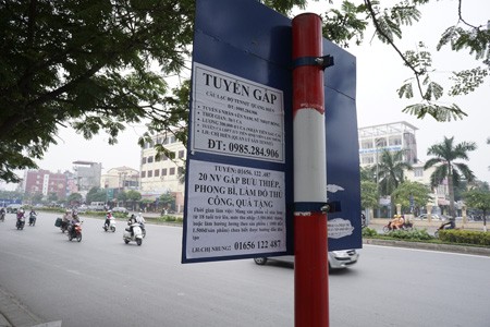 Biển báo giao thông biến thành biển 'tuyển gấp' - ảnh 10