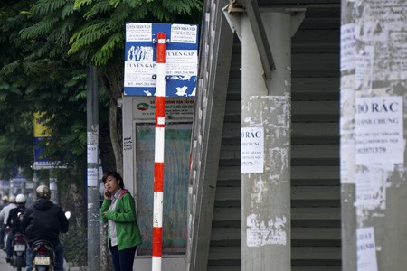 Biển báo giao thông biến thành biển 'tuyển gấp' - ảnh 11