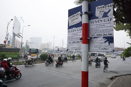 Biển báo giao thông biến thành biển 'tuyển gấp' - ảnh 2