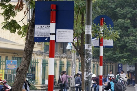 Biển báo giao thông biến thành biển 'tuyển gấp' - ảnh 9