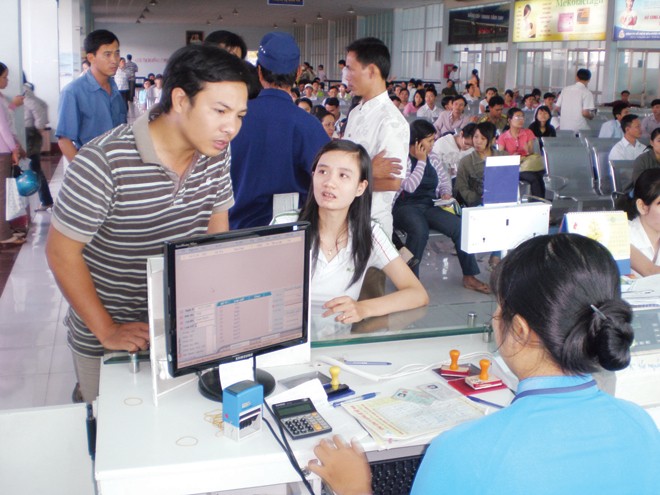 Đến ngân hàng, bưu điện đặt mua vé tàu Tết - ảnh 1