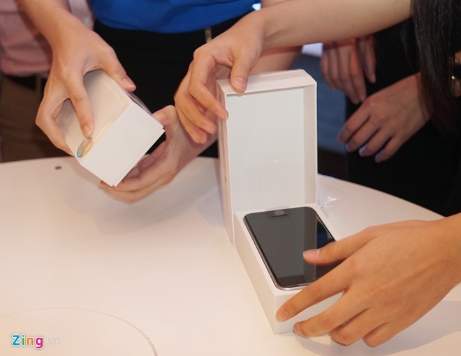 Mở hộp iPhone 6 và 6 Plus chính hãng phiên bản Việt Nam - ảnh 4