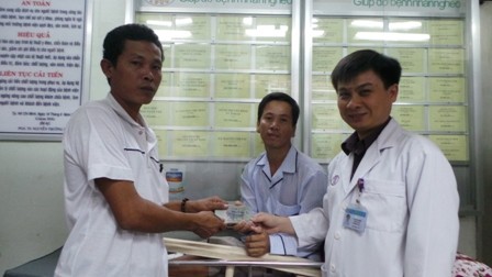 Vụ bé sơ sinh văng khỏi bụng mẹ: Nghẹn ngào giây phút cha gặp con - ảnh 1