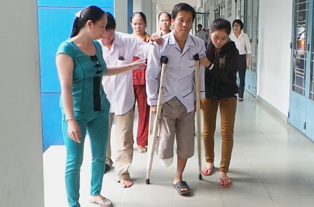 Vụ bé sơ sinh văng khỏi bụng mẹ: Nghẹn ngào giây phút cha gặp con - ảnh 2