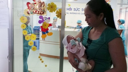 Vụ bé sơ sinh văng khỏi bụng mẹ: Nghẹn ngào giây phút cha gặp con - ảnh 3